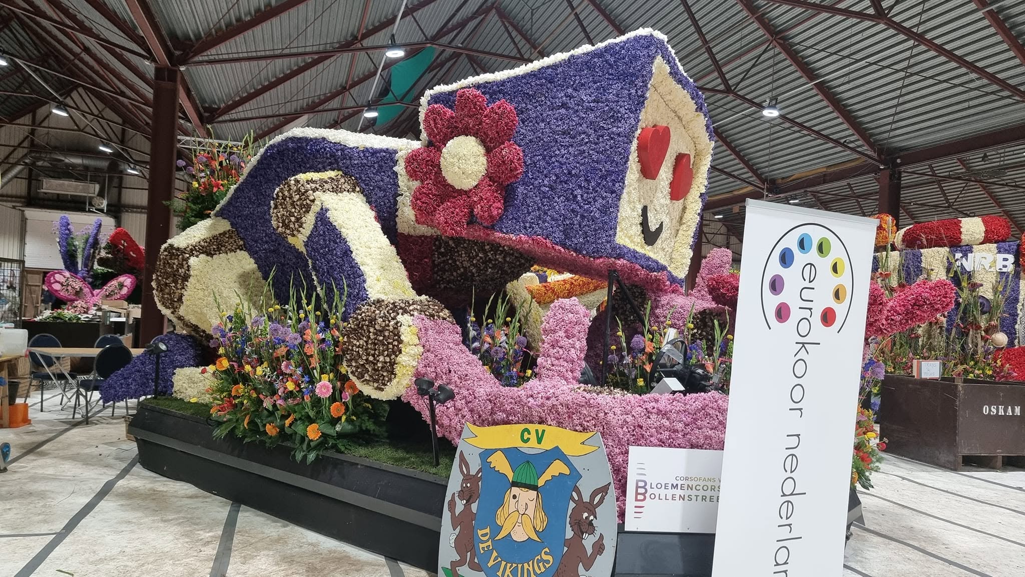 Bloemencorsowagen van CV de Vikings