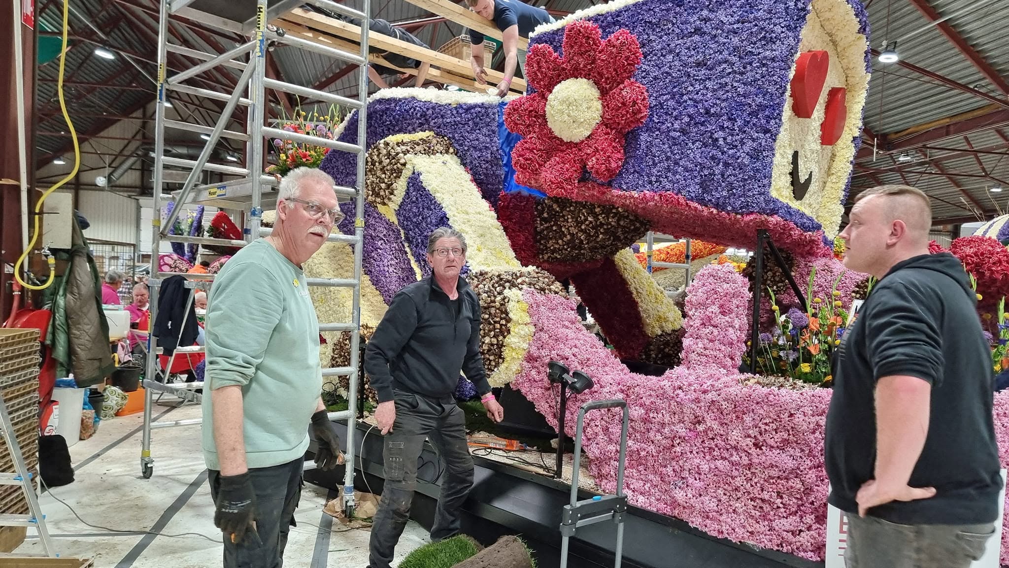 Leden bij de Bloemencorsowagen
