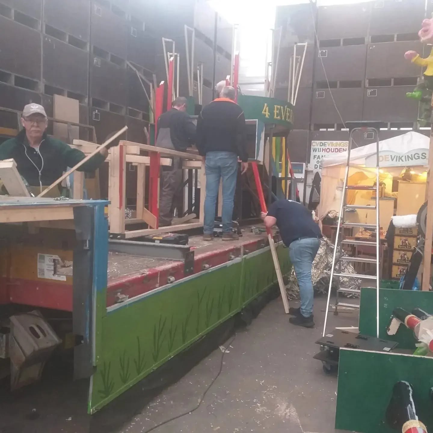Leden bouwen aan de carnavalswagen
